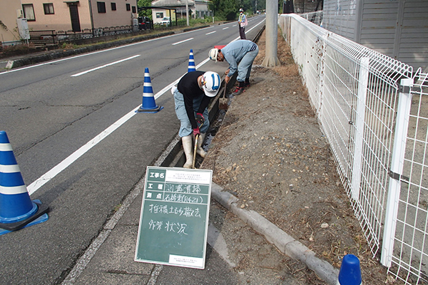 国道421号 側溝堆積土砂撤去(発注者:○○)