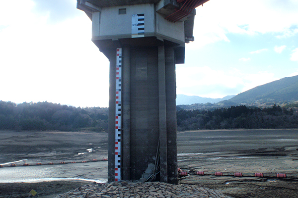 宮川調整池 量水板設置工事(発注者:水資源機構 三重用水管理所)